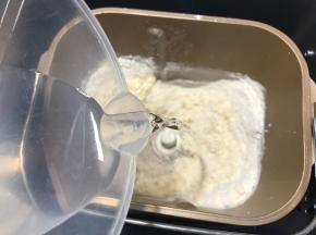 开动机器和面，不要一次性把水都加了，预留10克水，看面团状态酌情填减液体。