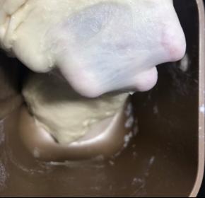 揉面15分钟后，面团可以扯出一个比较厚的膜