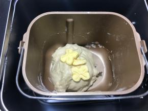 加入黄油继续揉15分钟