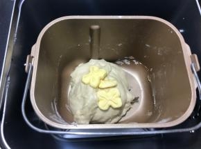 加入黄油继续揉15分钟