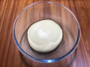 放入盆中盖好保鲜膜温暖处进行发酵