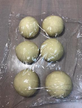 取出面团排气，分成6个面团，揉圆盖保鲜膜醒面15分钟