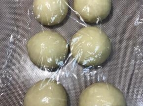 取出面团排气，分成6个面团，揉圆盖保鲜膜醒面15分钟