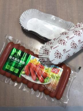 准备喜欢的口味的香肠和淋膜杯