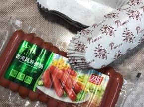 准备喜欢的口味的香肠和淋膜杯