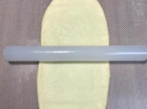 把面团擀长