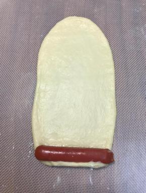 尾端放香肠，卷起来