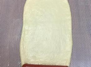 尾端放香肠，卷起来