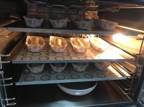 我是做了双倍量，配方是做6个，放入烤箱中，最下层放一盘子热水，进行二发