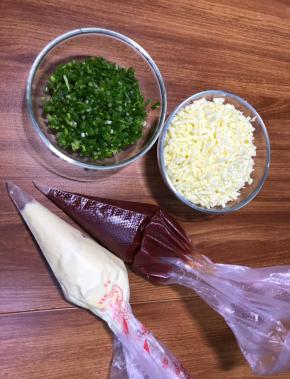 准备奶酪碎，葱碎，番茄酱和沙拉酱装裱花袋