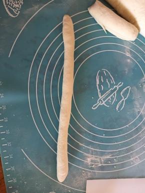 将每个小面团揉成长条状