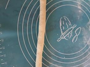 将每个小面团揉成长条状