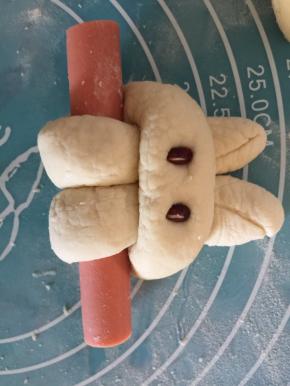 再分别装上两颗红豆（红豆可提前用热水先浸泡），接着放置冷水蒸锅中醒发10分钟