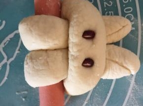 再分别装上两颗红豆（红豆可提前用热水先浸泡），接着放置冷水蒸锅中醒发10分钟