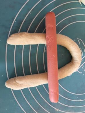 将火腿肠放置上面（如图）