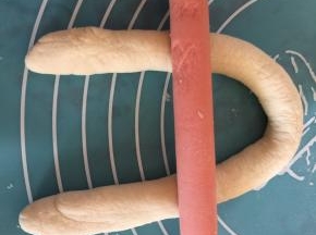 将火腿肠放置上面（如图）