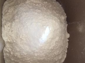 先将面粉倒入面包机桶
