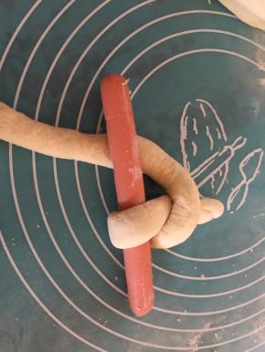 然后将两端往中间穿过（如图）