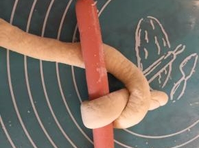 然后将两端往中间穿过（如图）