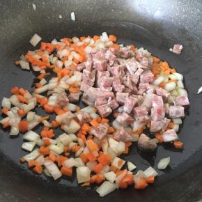 关火，放入香肠翻炒均匀