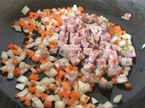 关火，放入香肠翻炒均匀