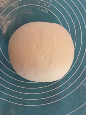 接着取出面团后加入面粉继续手揉排气