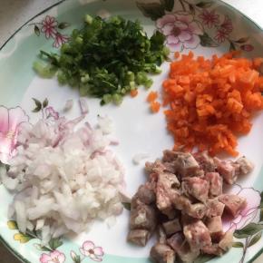 胡萝卜、洋葱、香肠、芹菜切成丁