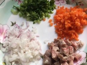 胡萝卜、洋葱、香肠、芹菜切成丁