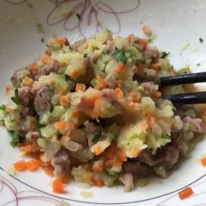 加盐和胡椒粉搅拌均匀