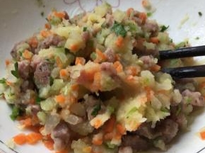 加盐和胡椒粉搅拌均匀