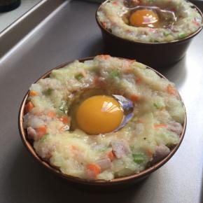 放入汉堡模具中铺好，中间压低一点，放入鸡蛋