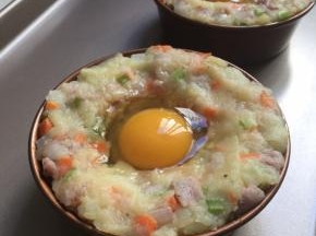 放入汉堡模具中铺好，中间压低一点，放入鸡蛋