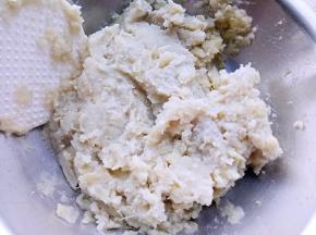 把蒸熟的地瓜压成泥。