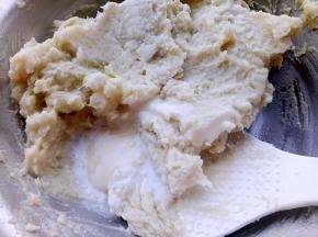 放入炼乳和牛奶搅拌均匀。