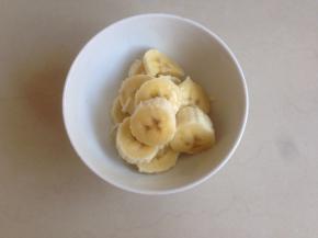 香蕉切薄片，切成小块