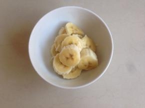 香蕉切薄片，切成小块