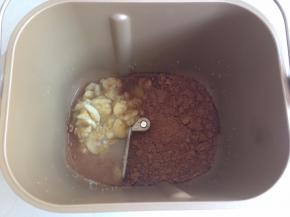 面包桶里加入水、香蕉块、糖、盐和可可粉