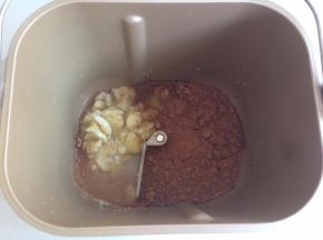 面包桶里加入水、香蕉块、糖、盐和可可粉