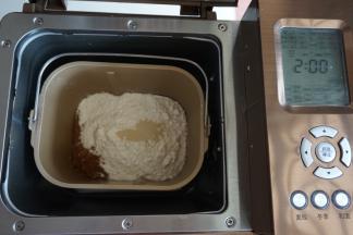 在面粉顶端加入酵母，将面包桶放入到东菱1352AE-3C面包机里