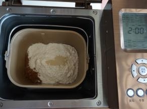 在面粉顶端加入酵母，将面包桶放入到东菱1352AE-3C面包机里