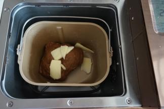 选择和面程序10分钟，和面结束后，静置8分钟，加入切成小块的黄油，继续和面17分钟