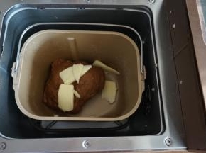 选择和面程序10分钟，和面结束后，静置8分钟，加入切成小块的黄油，继续和面17分钟