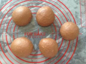 面团取出轻压排气，分成5等份，滚圆，盖上保鲜膜，静置15分钟