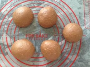 面团取出轻压排气，分成5等份，滚圆，盖上保鲜膜，静置15分钟