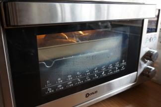 放在烤盘上，入东菱K40C烤箱，温度36度，发酵45分钟。烤箱内放置一碗热水，使烤箱内有一定的湿度