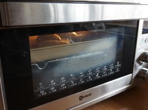 放在烤盘上，入东菱K40C烤箱，温度36度，发酵45分钟。烤箱内放置一碗热水，使烤箱内有一定的湿度