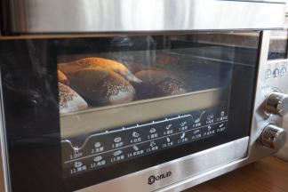 放进已经预热好170度的东菱K40C烤箱中下层，烘烤20分钟左右