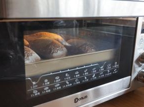 放进已经预热好170度的东菱K40C烤箱中下层，烘烤20分钟左右