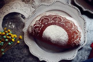 烘烤结束，将面包取出，放在晾架上晾凉，未食用的面包需放进保鲜袋里保存，以防风干表皮，影响口感