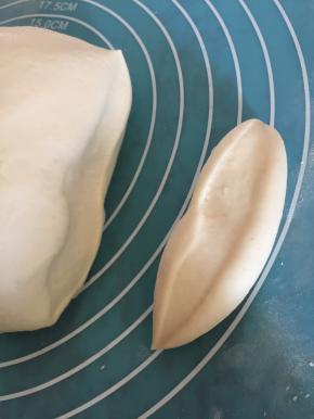 尽量揉到光滑没有气孔，切开无气孔。分成10小份面团